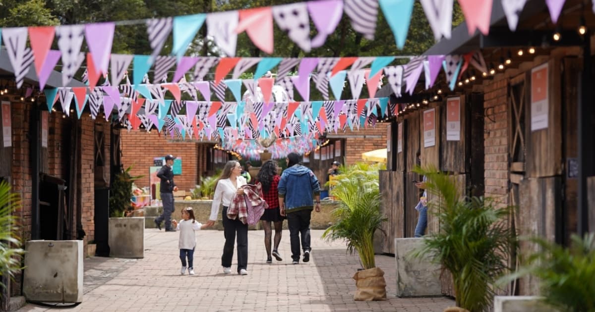 Foto de una familia visitando una de las ferias en el parque El Country en Bogotá.