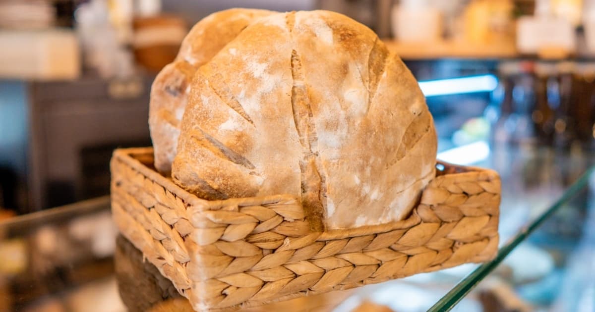 Foto de una canasta llena de pan en una de las Ferias de Pan y Postre en Bogotá.