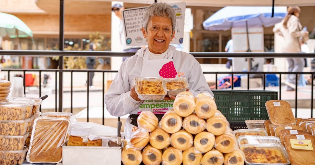 Foto de una mujer en una de las ferias de Mercados Campesinos en Bogotá.
