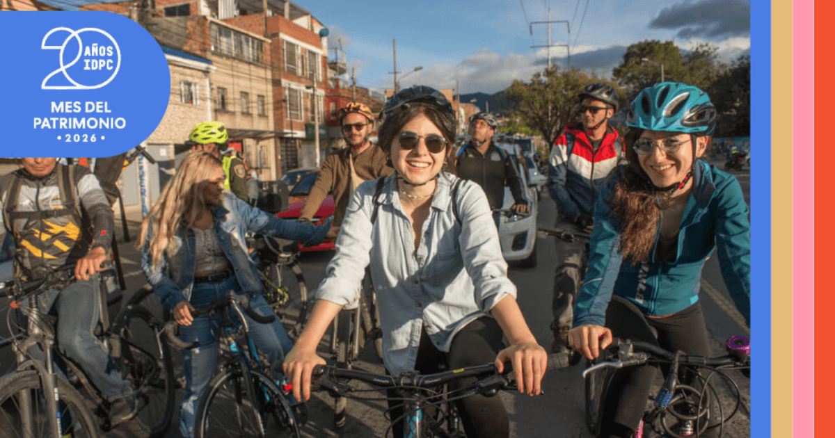 Imagen de personas en bicicleta con logos del mes del patrimonio 2026