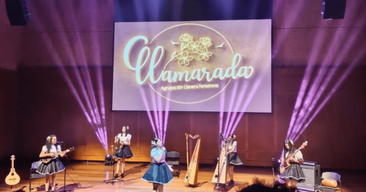 Imagen de agrupación femenina 'Llamarada' en concierto 
