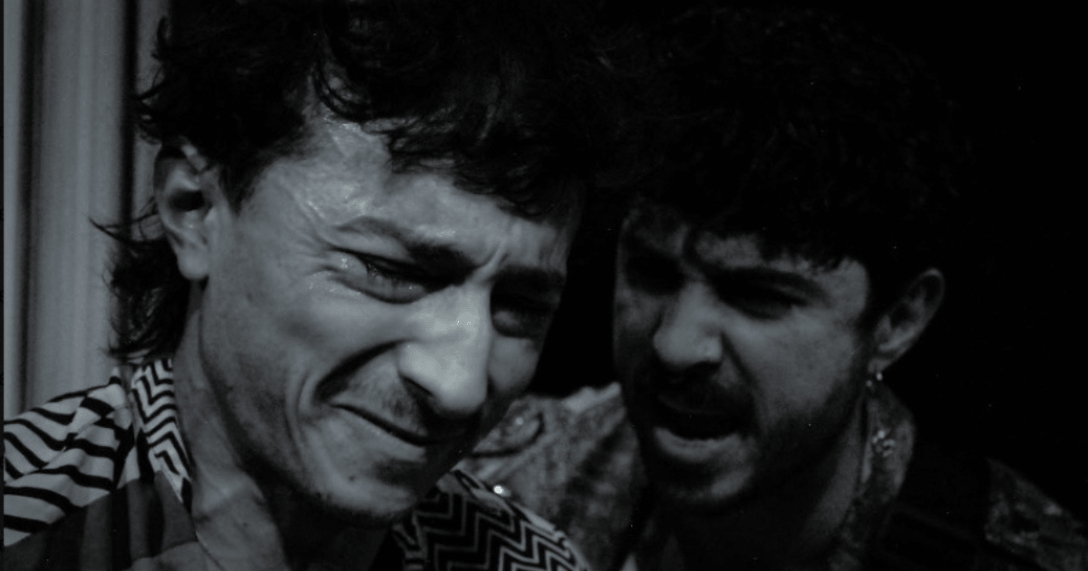 Imagen en blanco y negro de dos hombres llorando