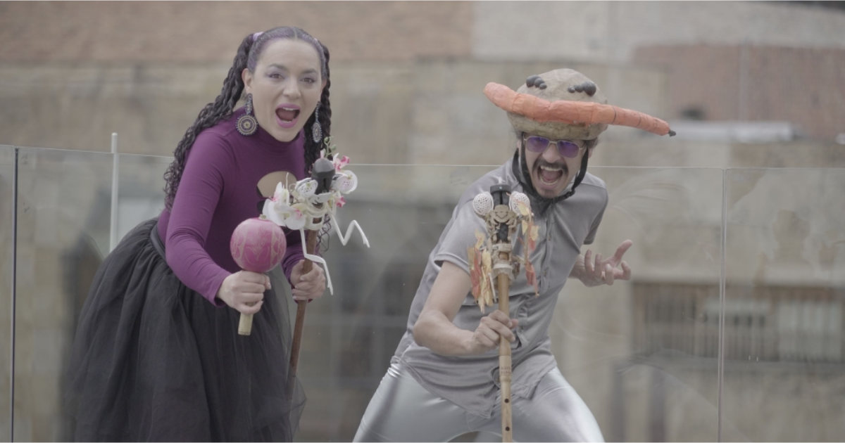 Imagen de un hombre y una mujer que visten trajes típicos.