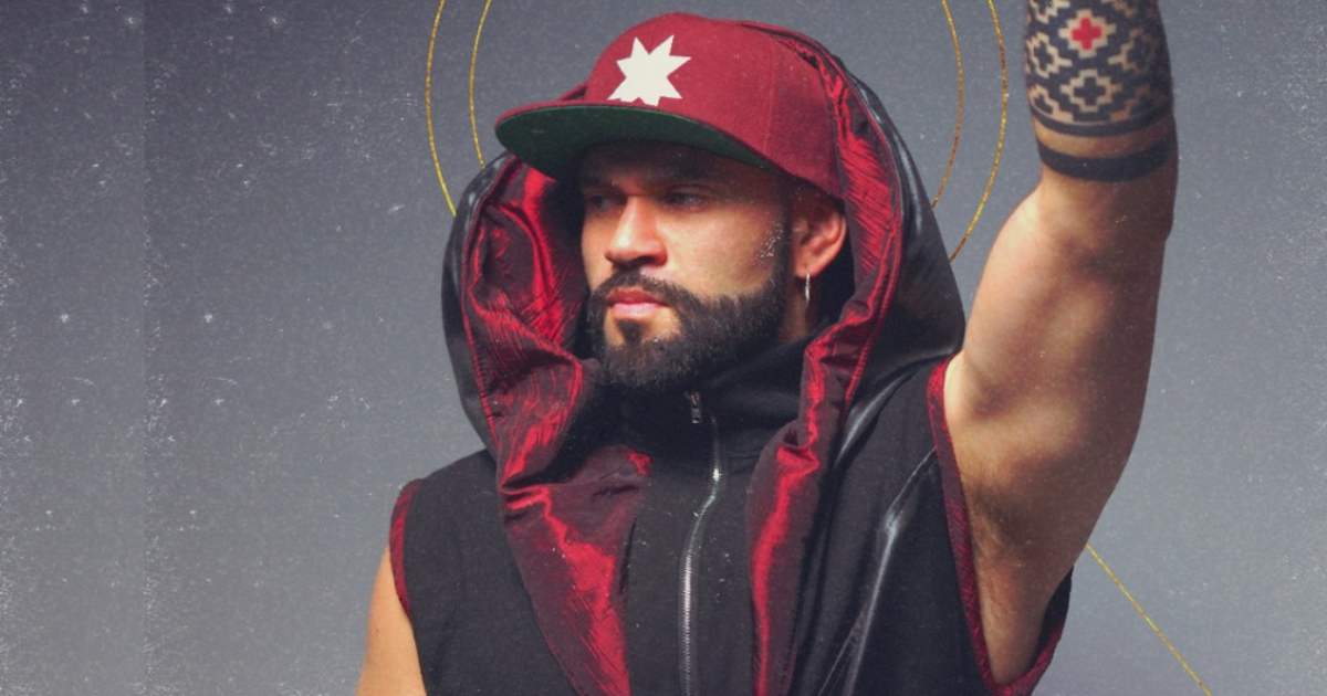 Imagen d eun hombre que viste chaleco y gorra negro con rojo.