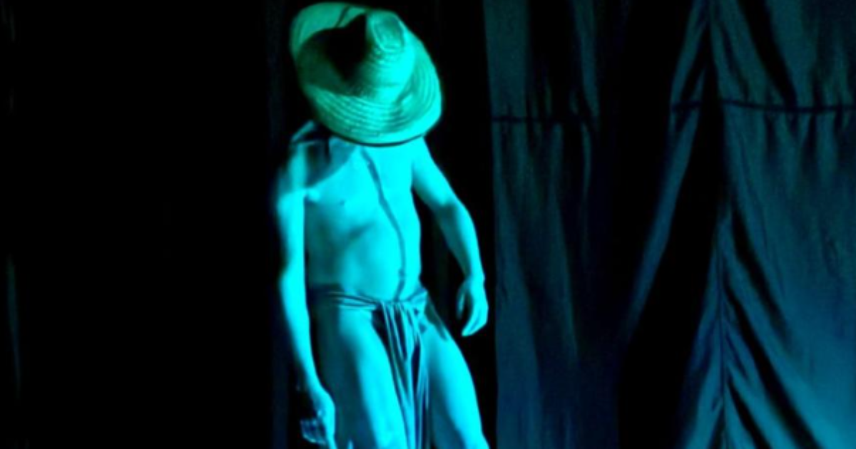Imagen de un hombre sin camisa y con sombrero.