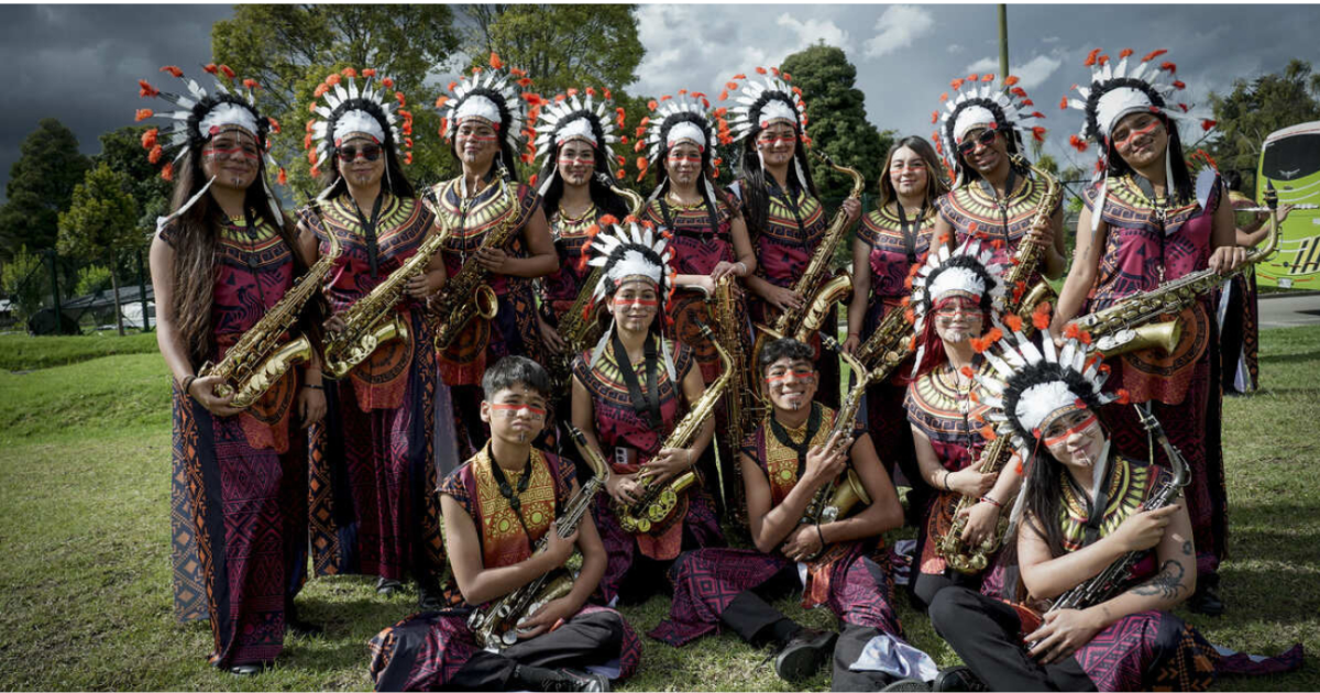 Imagen de varias personas vestidas con trajes de indigenas.