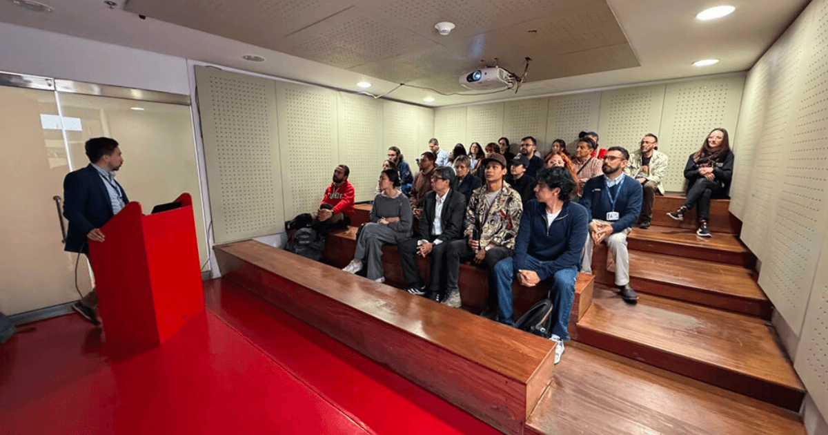 Imagen de personas reunidas en una sala en una conferencia en Bogotá.