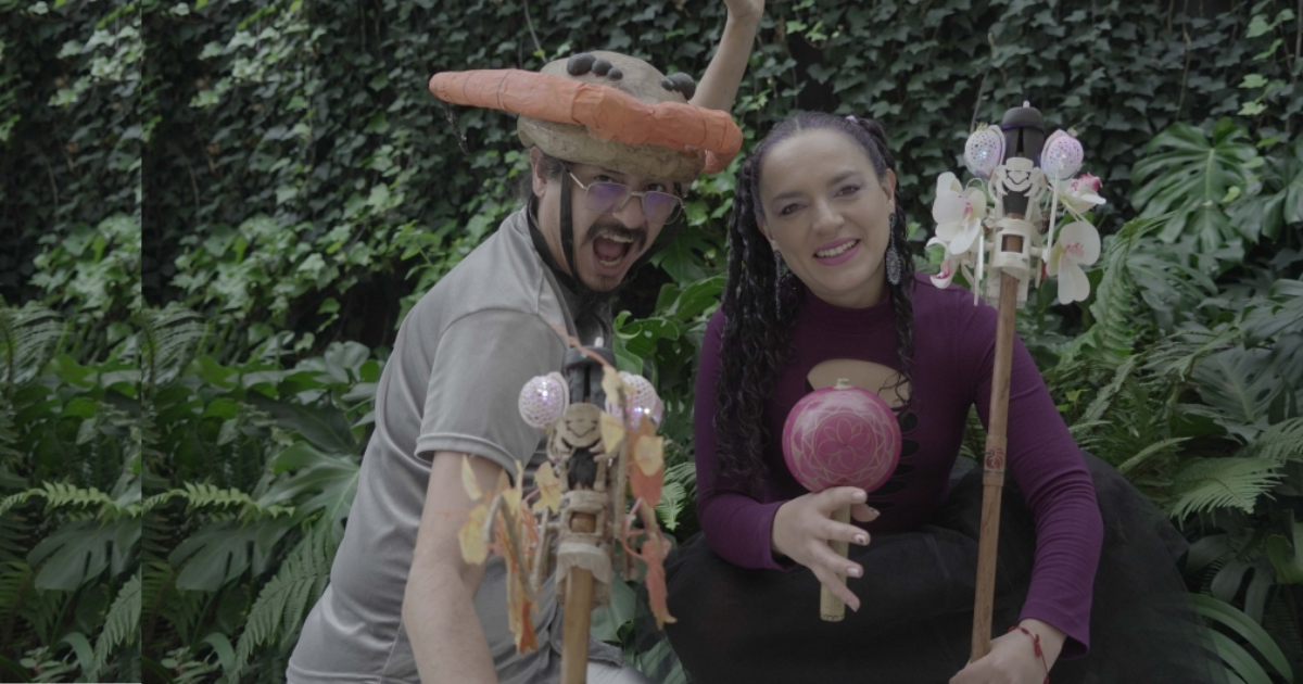 Imagen de un hombre y una mujer jovénes personajes de la obra de teatro.