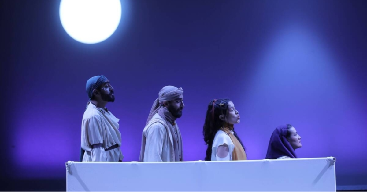 Imagen de los personajes de la obra en escena.