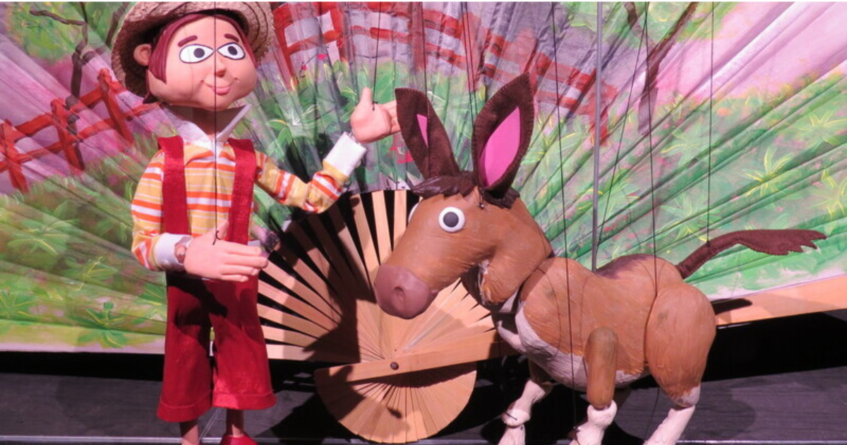 Imaggen de las dos marionetas protagonistas de la obra: un burro café y un hombre.