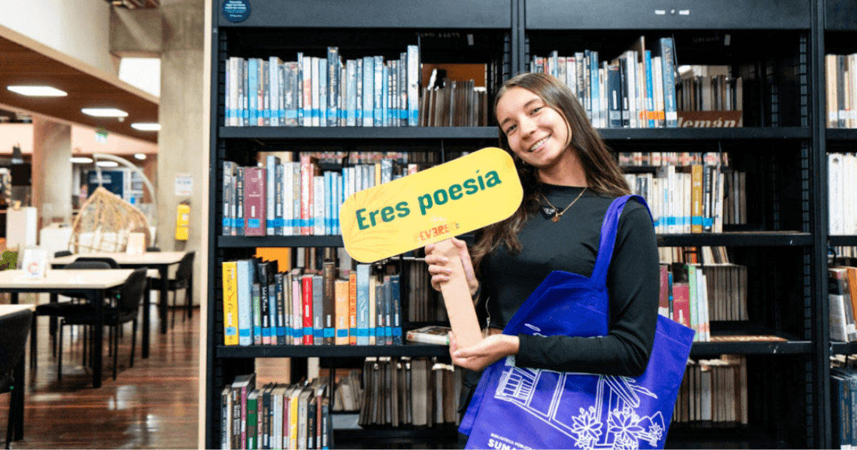 Imagen de una niña con bolsa azul de BibloRed con paleta de 'Eres Poesía'