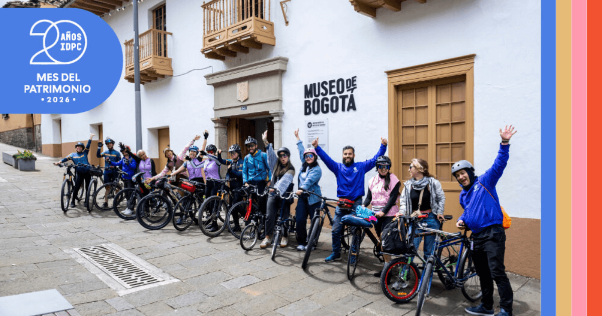 Imagen de personas en bicicletas al frente del Museo de Bogotá con logos del IDPC