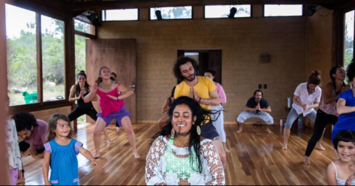 Imagen de varias personas de diferentes edades bailando.