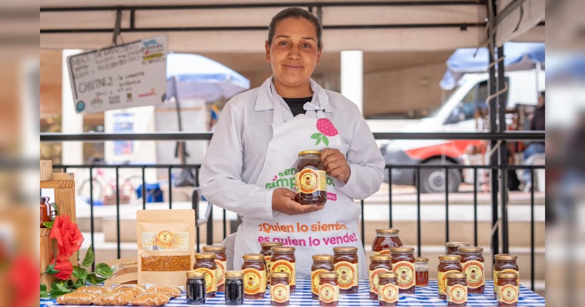 Foto de una mujer en uno de los Mercados Campesinos de Bogotá.