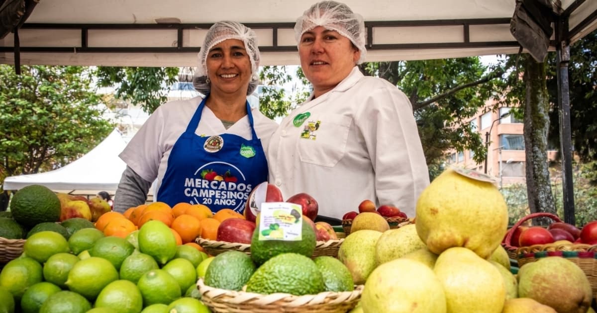 Foto de dos mujeres en uno de los Mercados Campesinos de Bogotá.