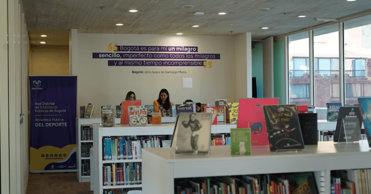 Imagen de stand de libros en la Biblioteca pública del deporte en CEFE Chapinero