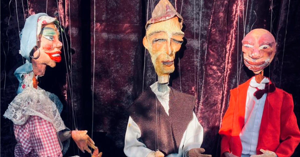 Imagen de tres personajes tipo marionetas, dos masculinos y uno femenino.