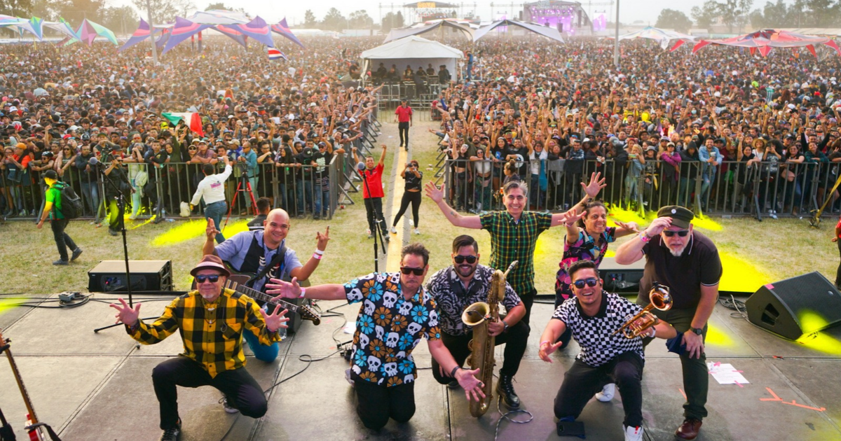 Imagen de la banda Desorden Público en la tarima de Rock al Parque, de fondo se ven muchas personas asistentes.