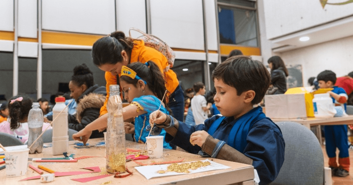 Imagen de niños disfrazados en actividades de las bibliotecas pùblicas de Bogotà
