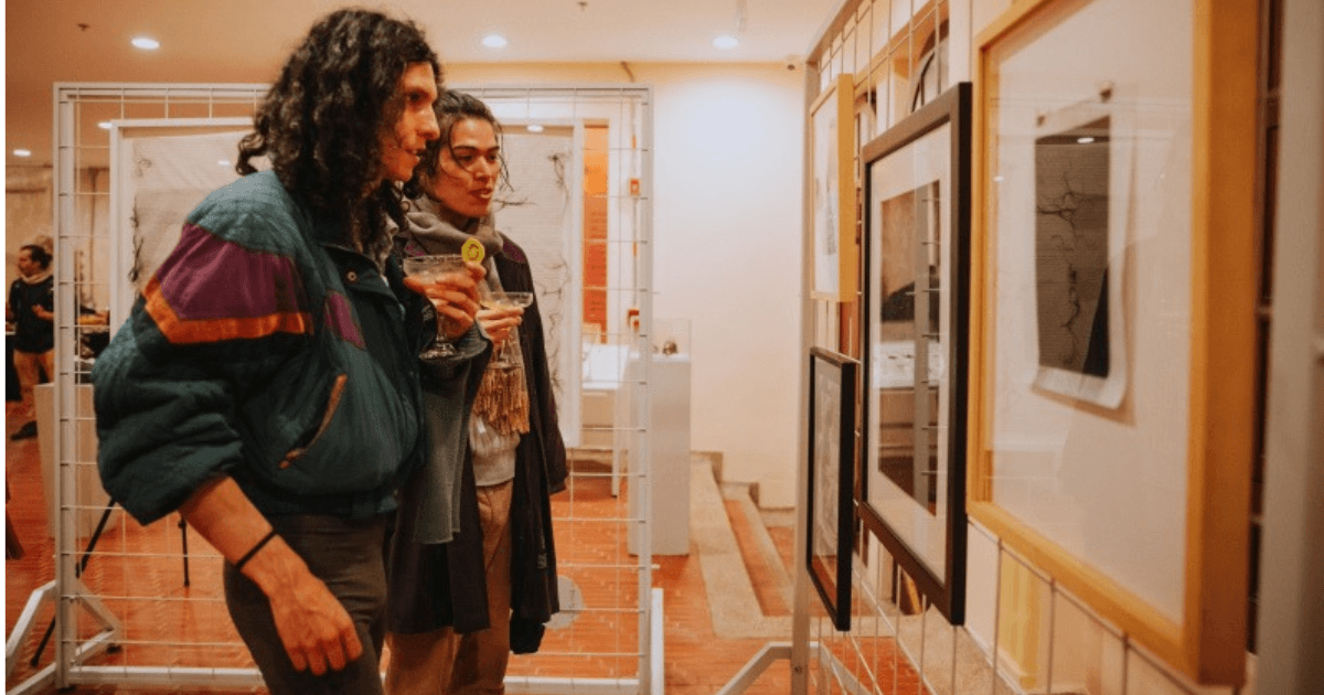 Imagen de 2 personas mirando colección de arte en la FUGA