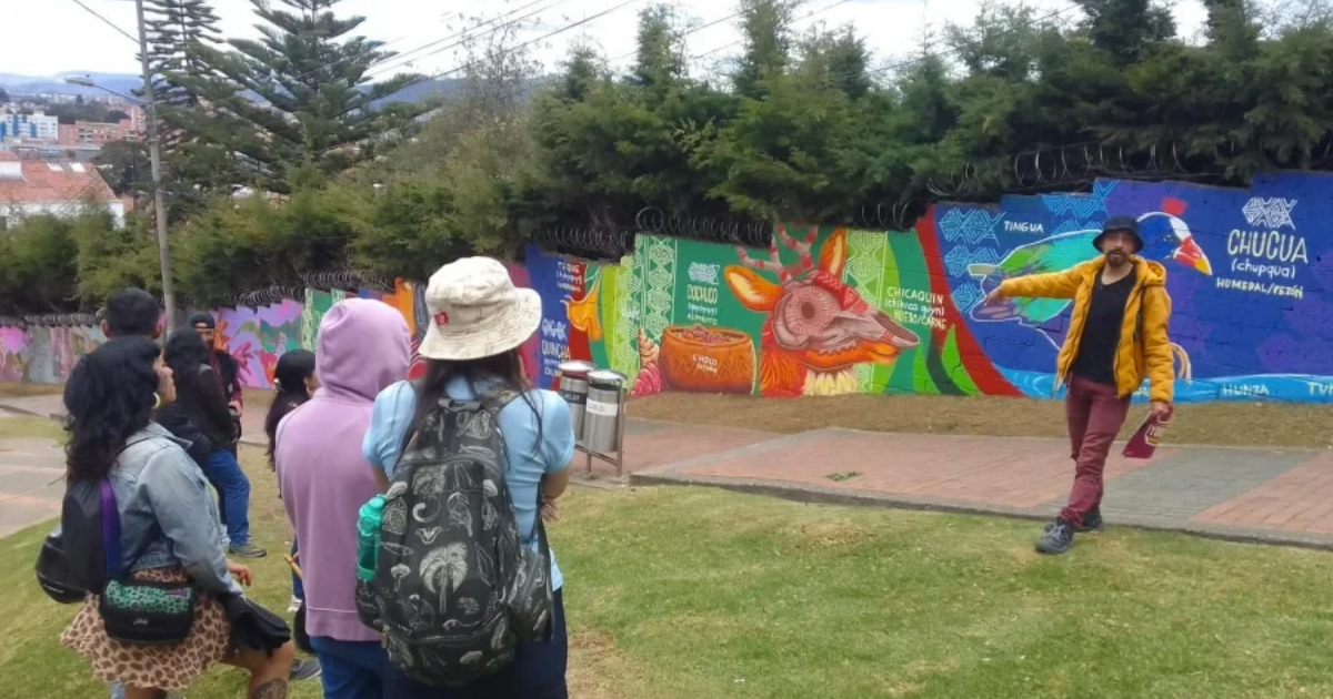 Imagen de varias personas observando las intervenciones del Museo Abierto de Bogotá en Suba.