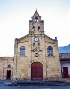  Iglesia Divino Salvador y casa cural del municipio de Sopó en Cundinamarca