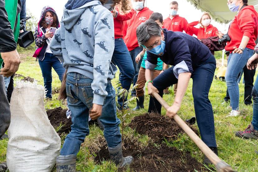 Alcaldesa planta árboles en Bogotá