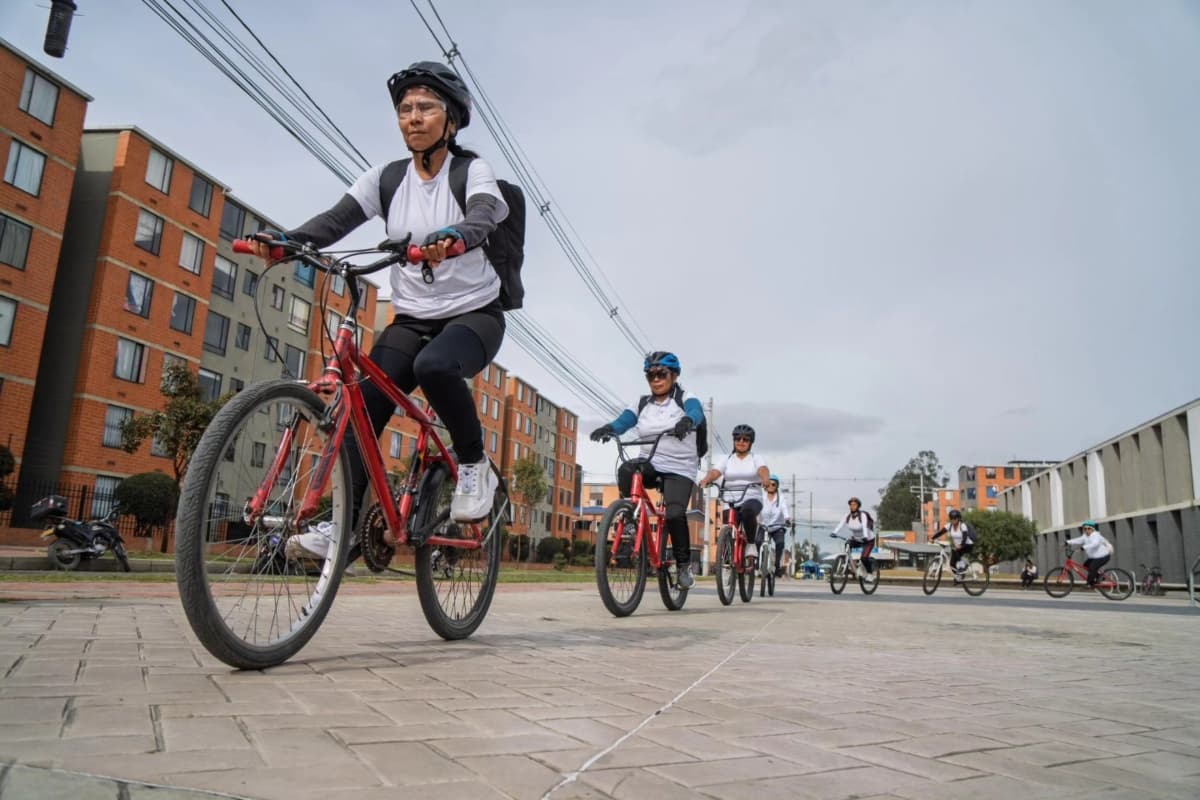 mujeres rodando en bicicleta en localidad de Bosa, Bogotá