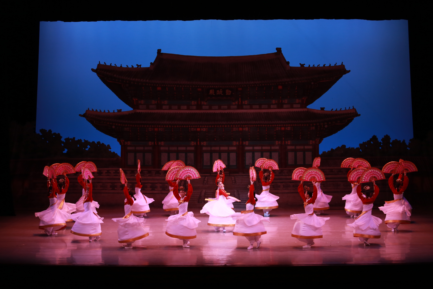 Presentación del ballet folclórico de corea presentándose en el teatro mayor