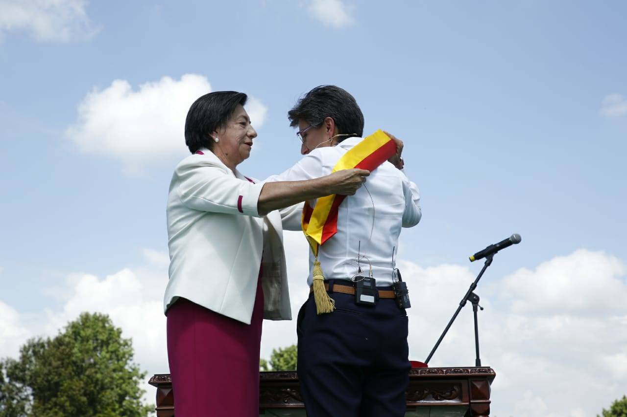 Claudia López y su mamá en el parque Simón Bolívar