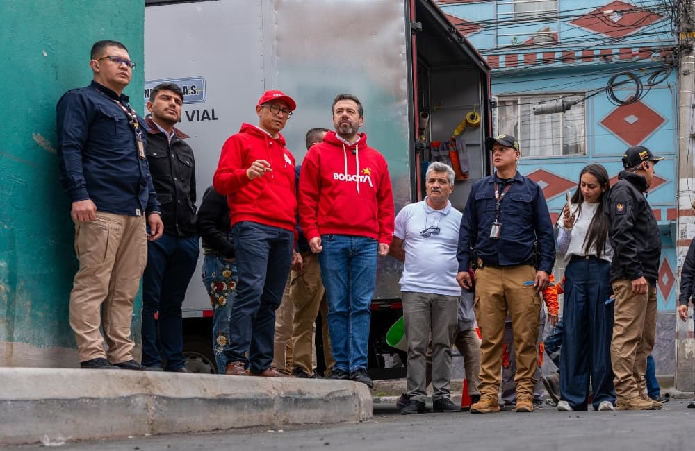 Foto de la visita del alcalde Carlos Fernando Galán, durante la entrega de segmentos viales intervenidos en la localidad de Kennedy.