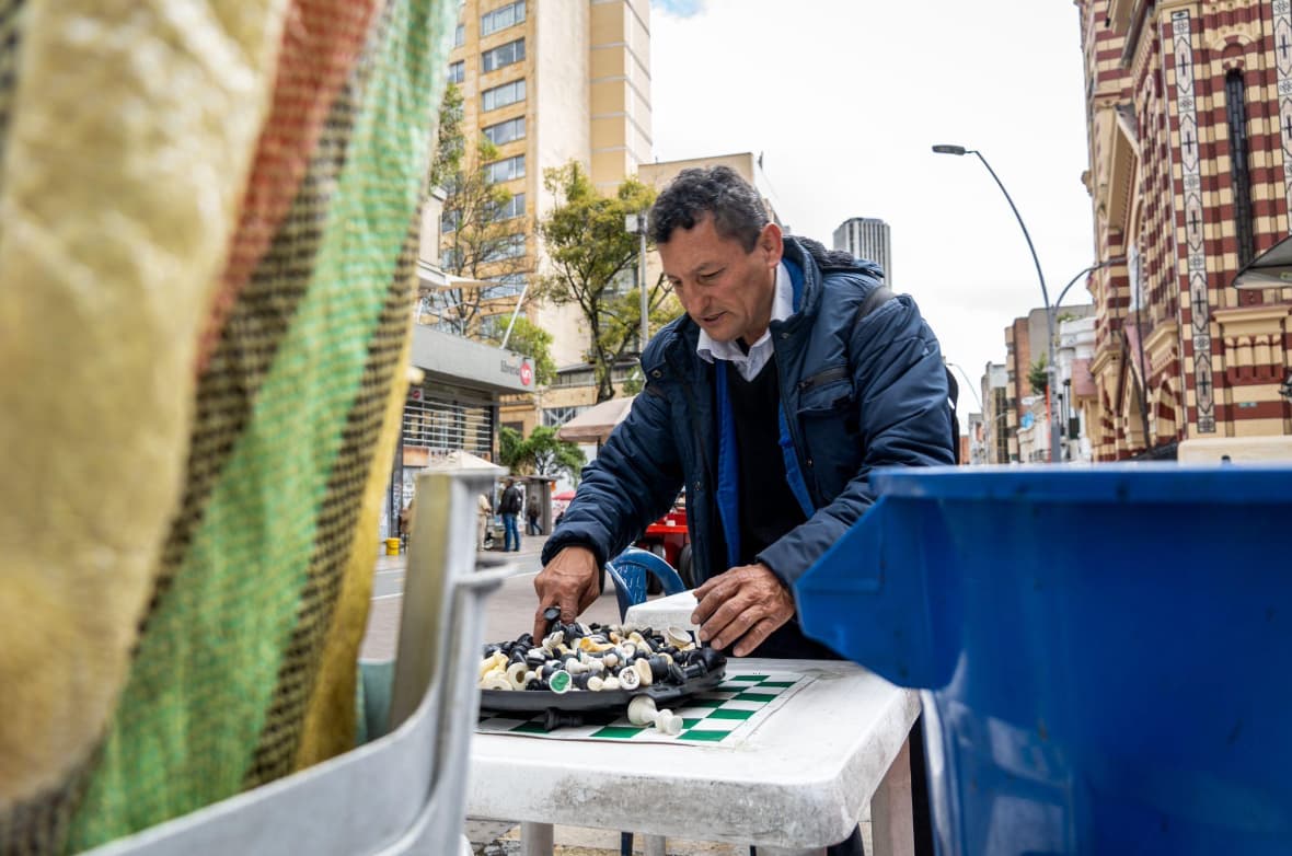 Conoce a Adolfo Páez beneficiario de los quioscos del IPES en el centro de Bogotá foto 3