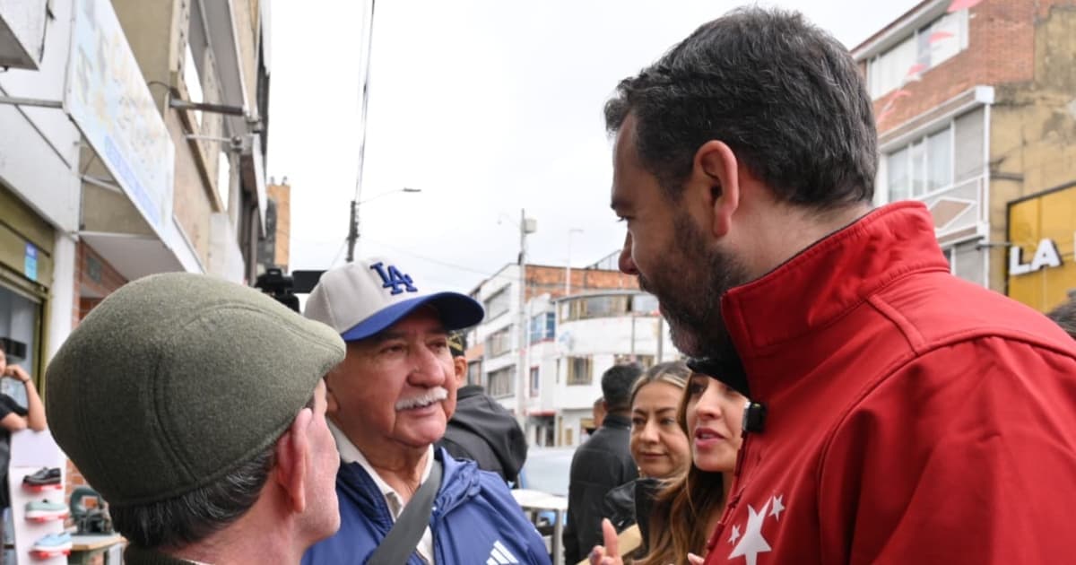 Foto de Tobías 'Toby' Prieto González junto al alcalde Carlos Fernando Galán en el barrio el Restrepo.