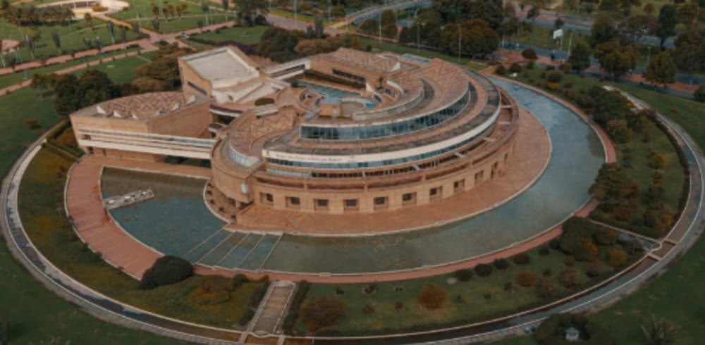 Conoce el monumento Umbral en la Biblioteca Virgilio Barco de Bogotá