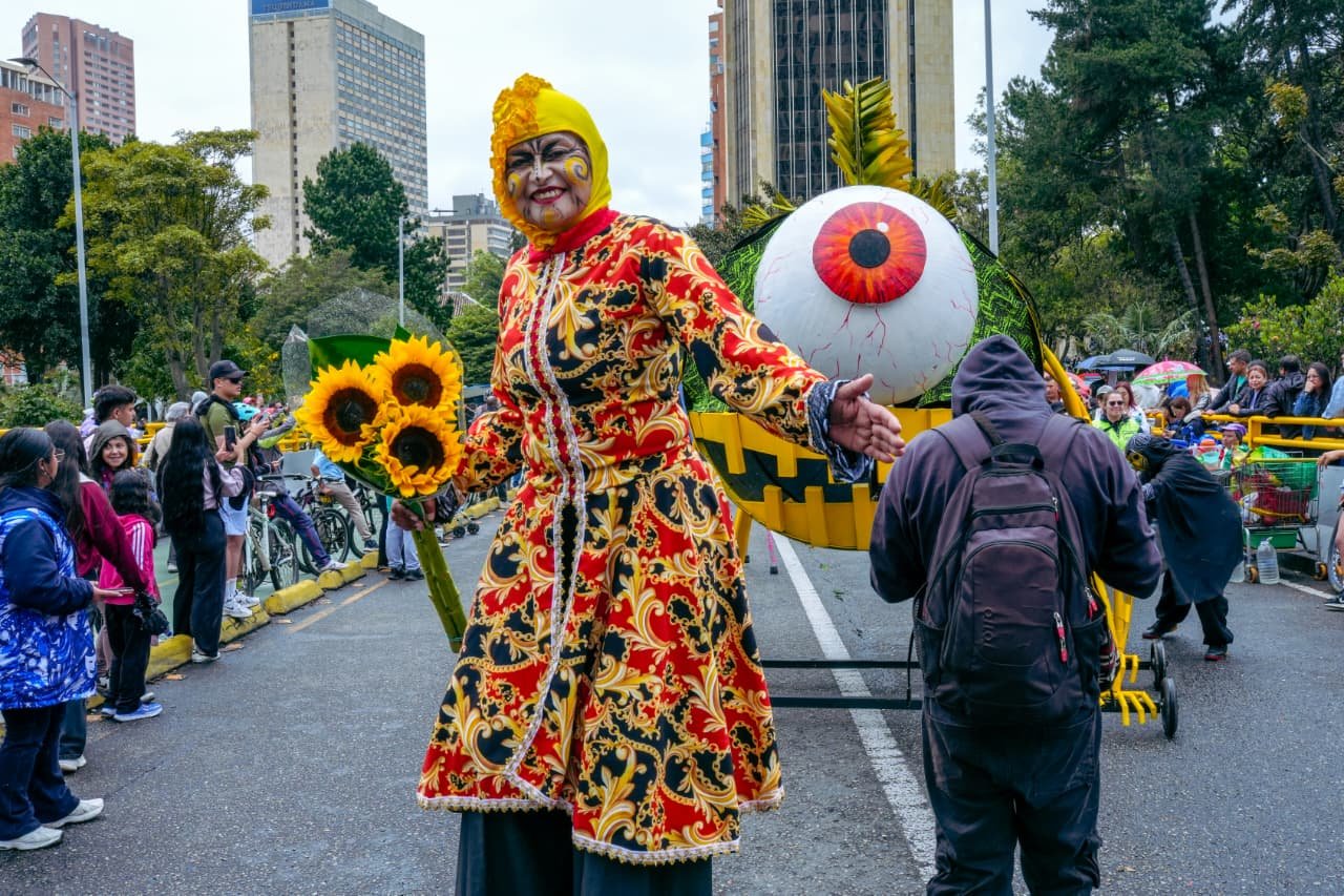 Artista con girasoles durante Desfile de Comparsas.