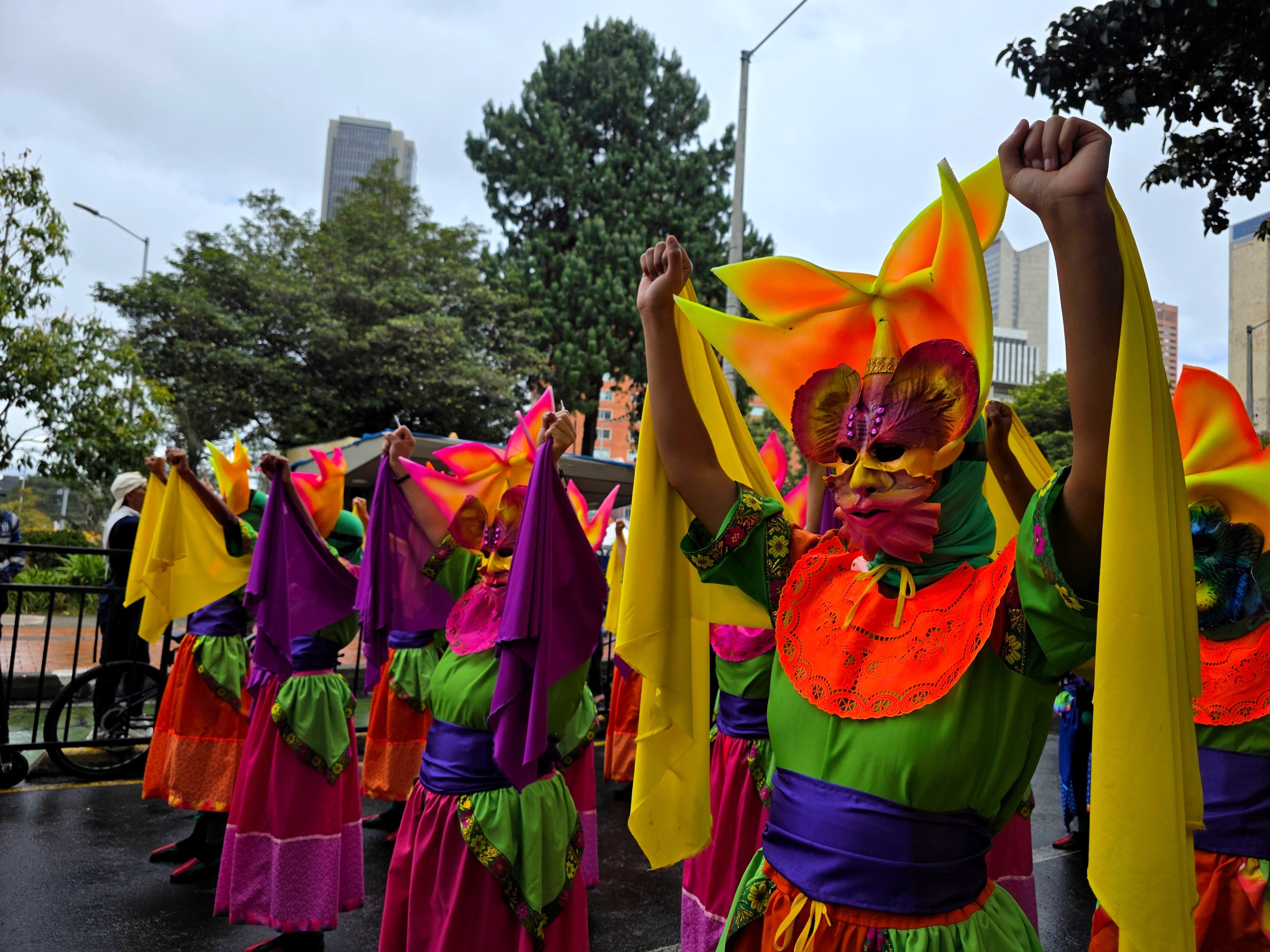 Artistas en desfile, levantando el puño cerrado.