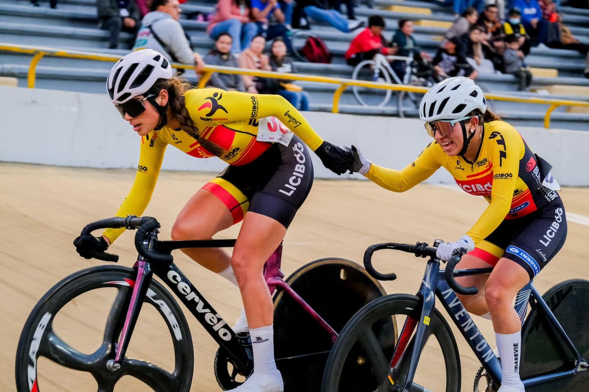 ciclistas compitiendo en velódromo Luis Carlos Galán