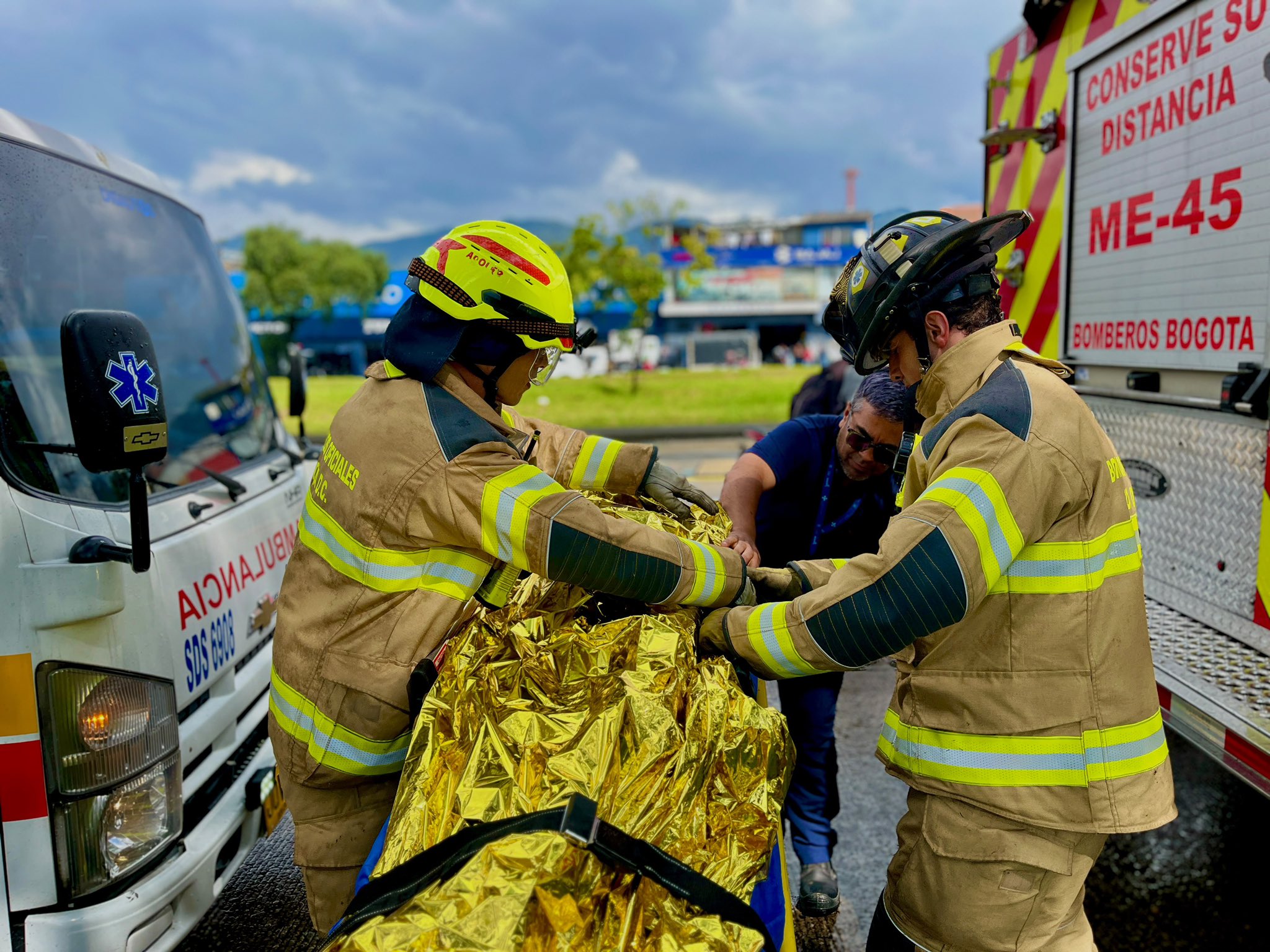 Bomberos y personal de la Secretaría de Salud asistiendo a uno de los hombres rescatados.