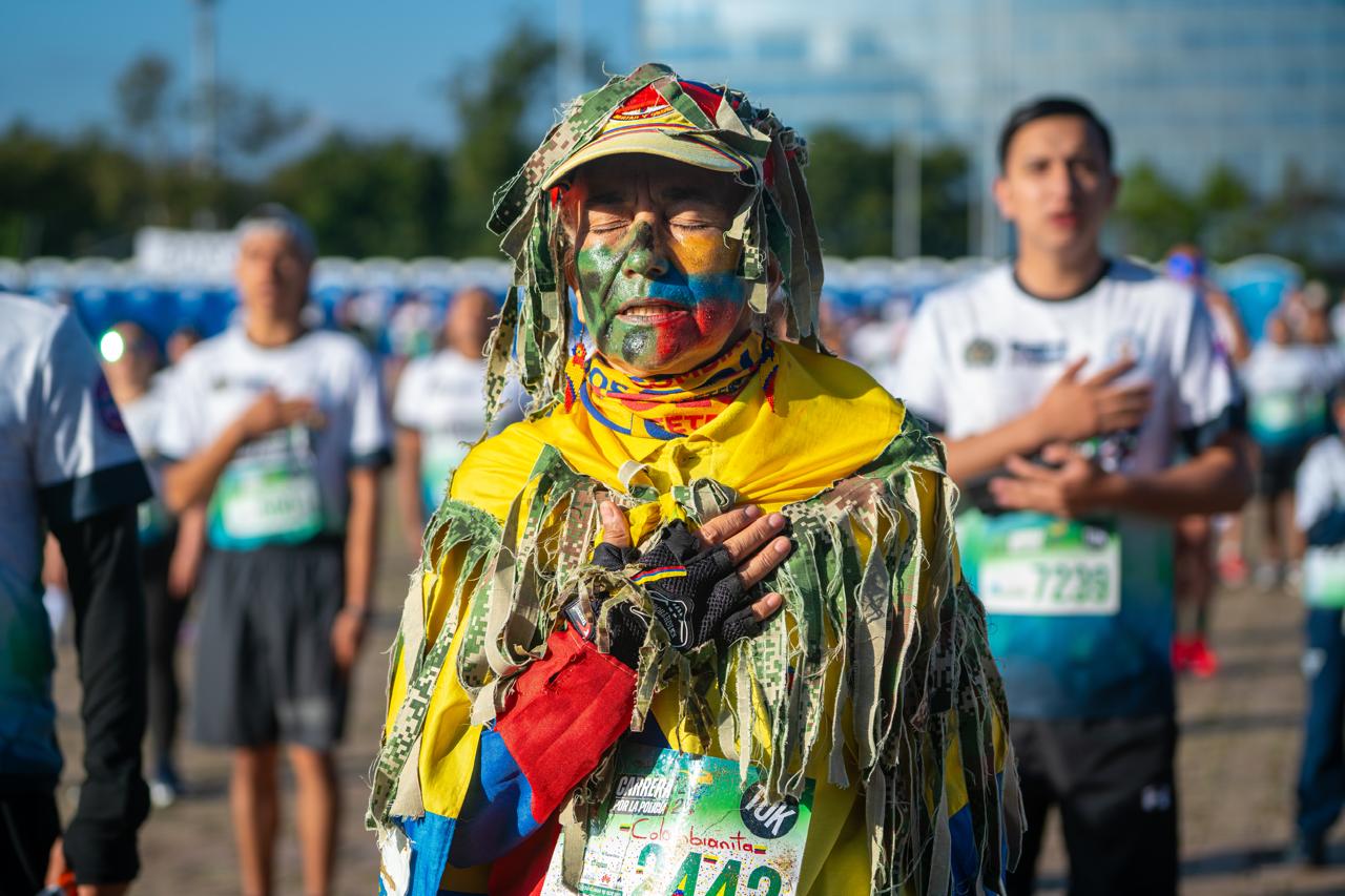 Imagen de participante con los coleres de a bandera del país