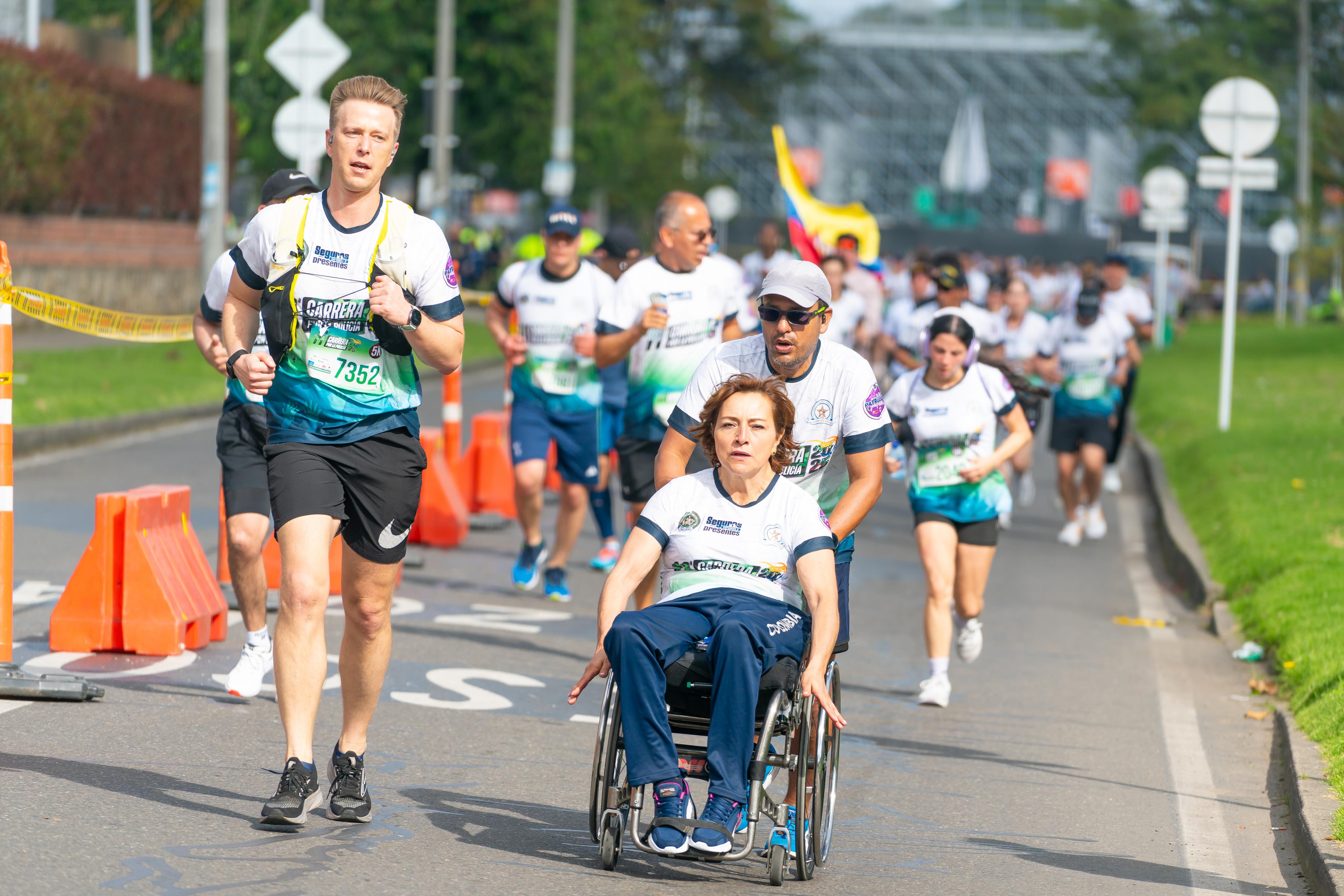 Imagen de una señora en silla de ruedas