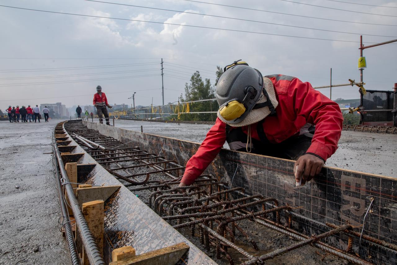 Obrero en la obra del puente de la calle 153