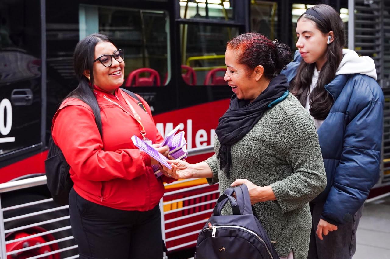 Bogotá celebró sus 488 años con libros gratis en TransMilenio 