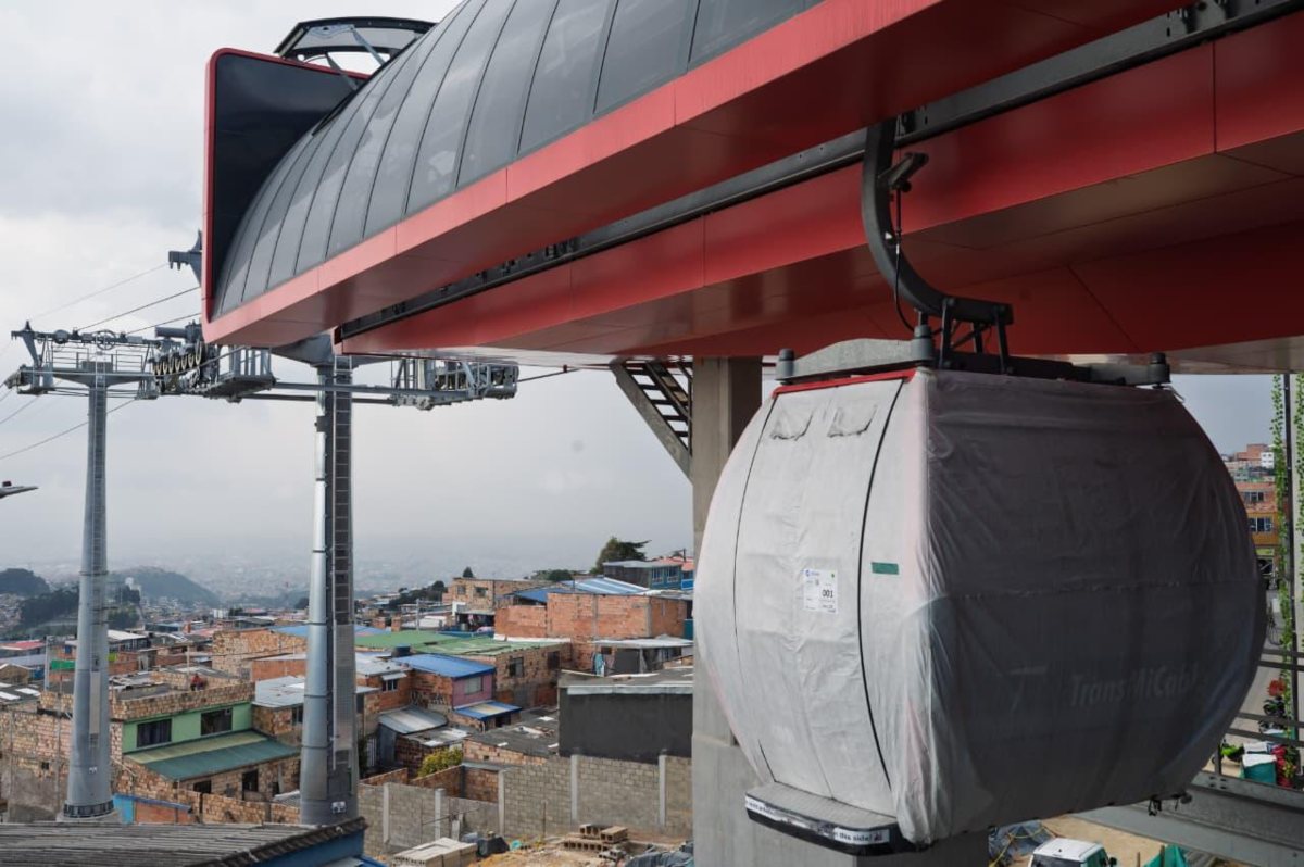 130 cabinas colgadas en el parking TransMiCable San Cristóbal Bogotá