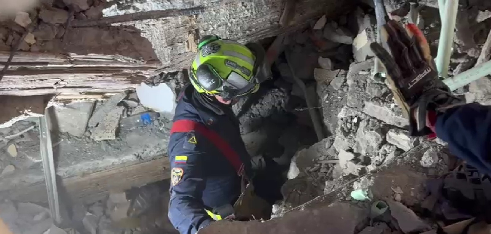 Uniformado del grupo USAR en labores de búsqueda y rescate entre escombros.