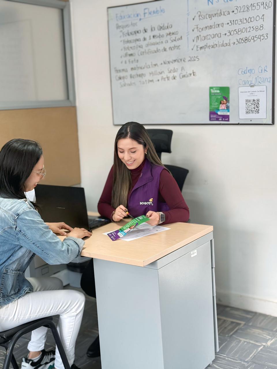 Viviana brndando apoyo a una muer