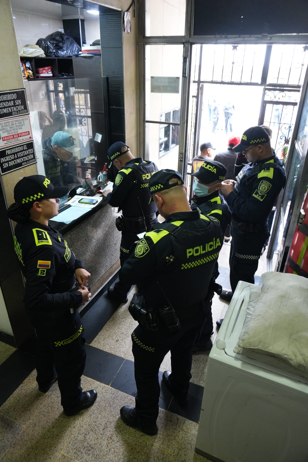 Uniformados adelantando labores de registro y control