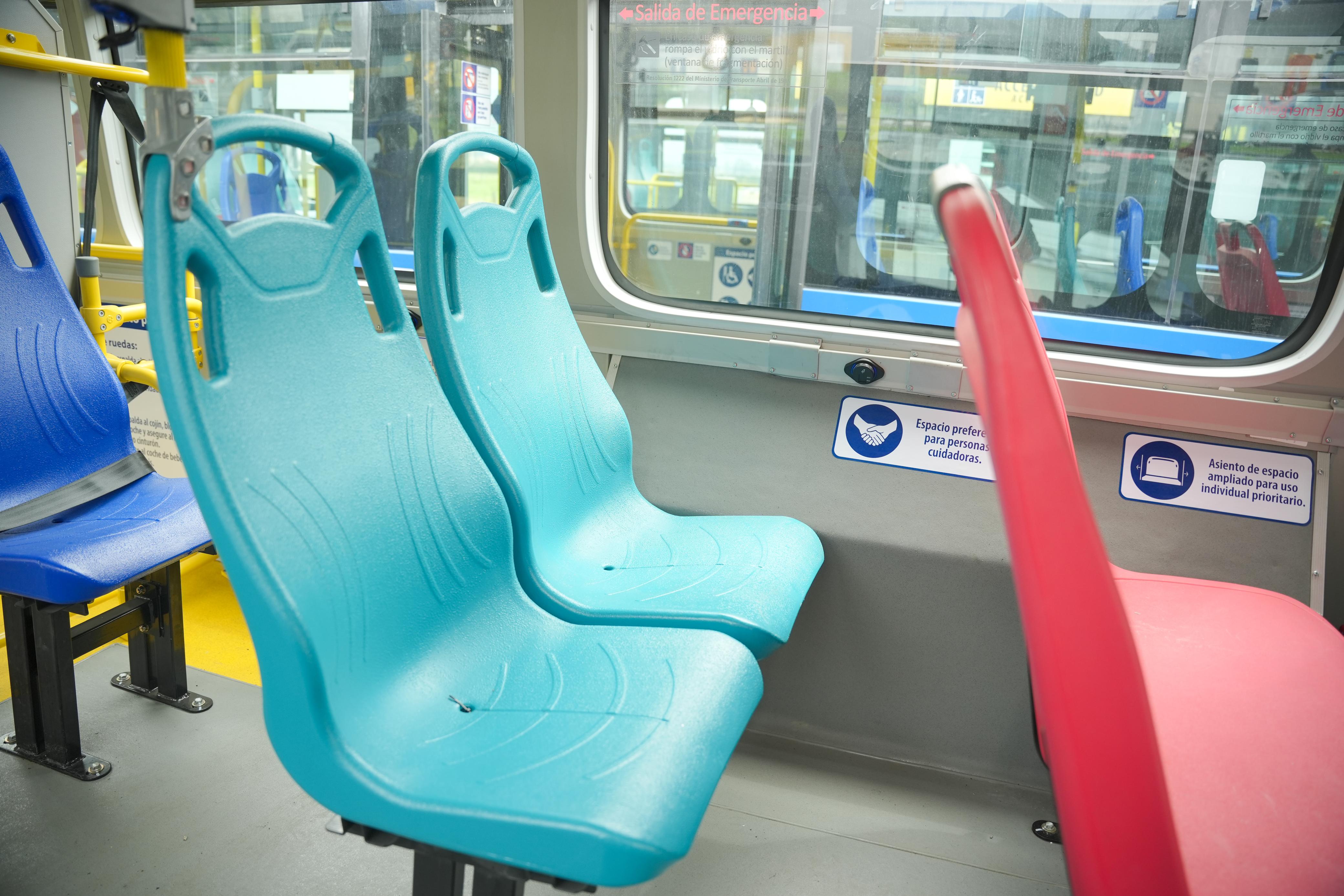 Sillas para viajes de cuidado en buses eléctricos TransMilenio Bogotá