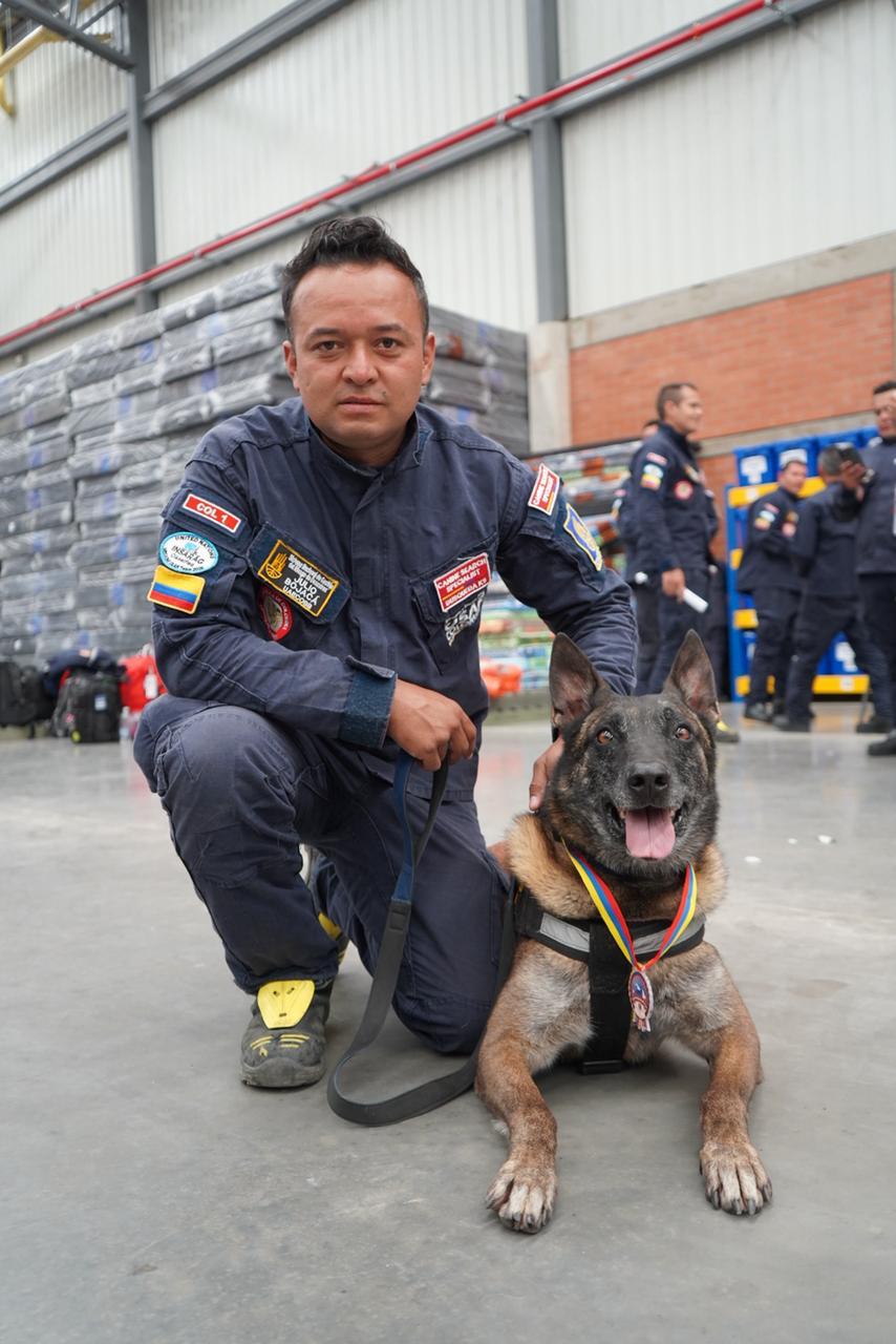 Foto de Dastan con su binomio.