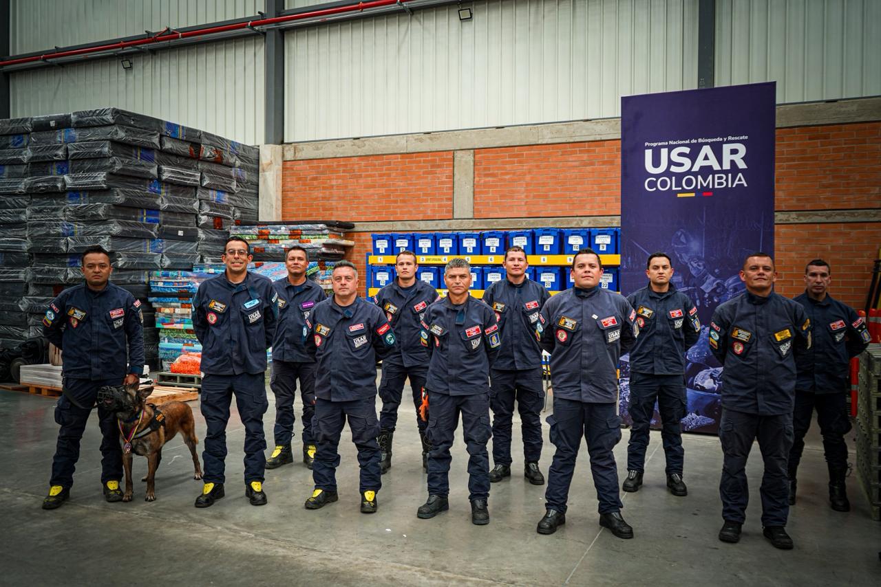 Equipo de USAR COL-1 junto a Dastan.