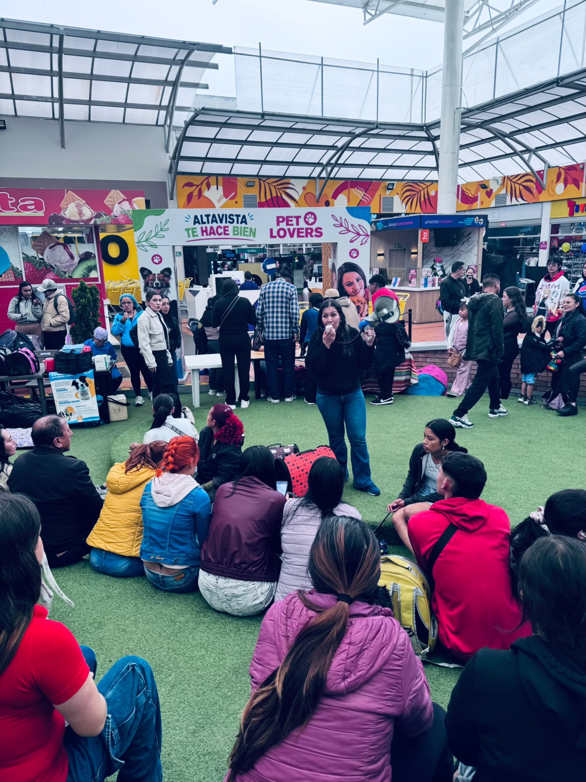 Foto que muestra personas hablando 